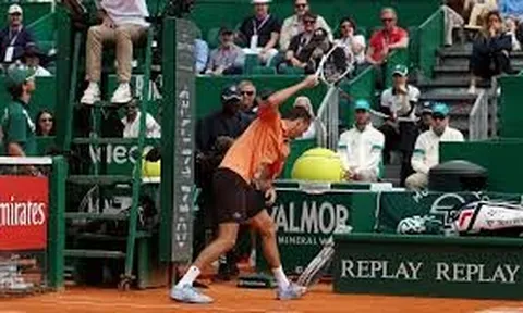 Medvedev đập nát vợt trong trận thua trắng trước Berrettini