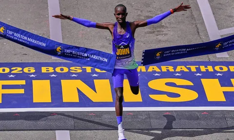 John Korir phá sâu kỷ lục giải chạy Boston Marathon