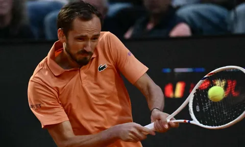 Medvedev ngược dòng nghẹt thở, hẹn Sinner ở bán kết Rome Masters