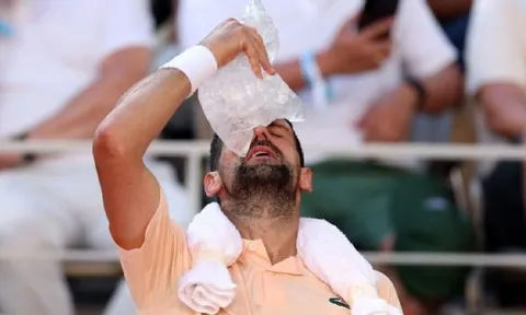 Vượt qua nắng nóng và sức ép khán giả, Djokovic vào vòng 3 Roland Garros 2026