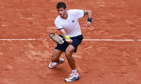Jodar ngược dòng ngoạn mục vào tứ kết Roland Garros 2026