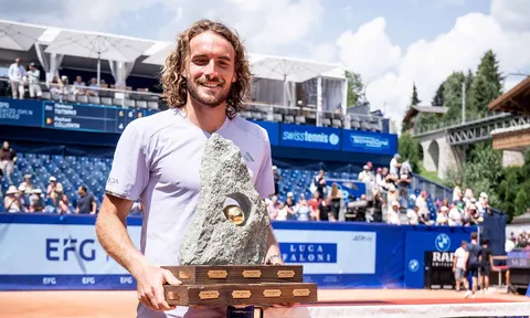 Tsitsipas giải “cơn khát” danh hiệu sau 16 tháng bằng chức vô địch tại Gstaad 