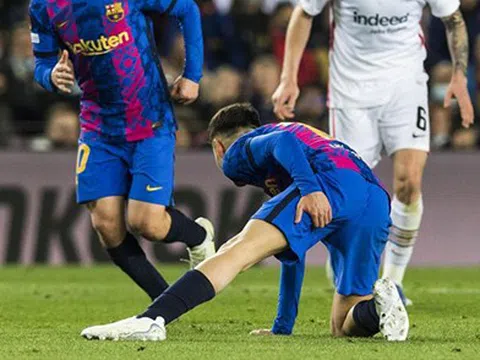 Barcelona lo lắng với chấn thương của Pedri ở tứ kết lượt về Europa League