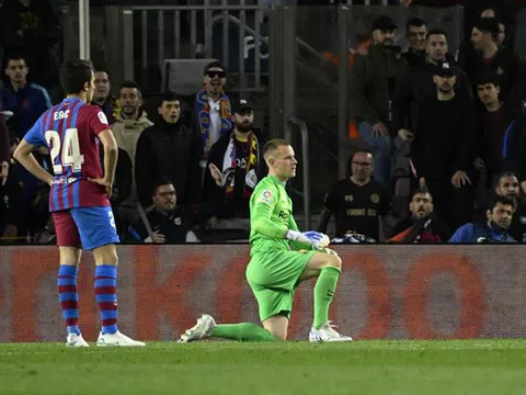 Huấn luyện viên Xavi xin lỗi người hâm mộ sau thất bại bạc nhược của Barcelona
