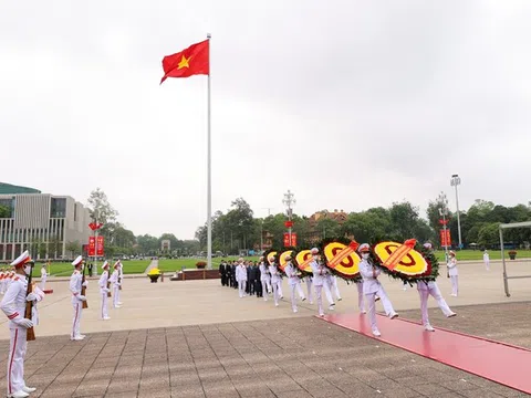 Lãnh đạo Đảng, Nhà nước viếng Chủ tịch Hồ Chí Minh nhân 47 năm Ngày thống nhất đất nước