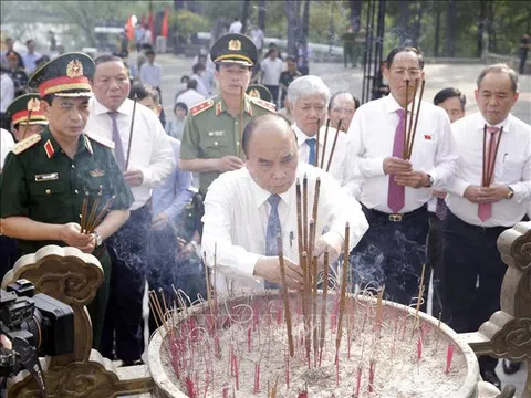 Chủ tịch nước viếng các Anh hùng Liệt sĩ tại nghĩa trang Trường Sơn, Đường 9