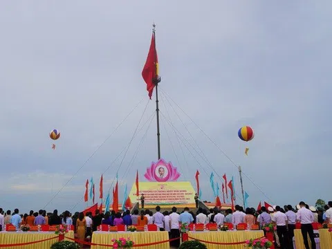 Chủ tịch nước Nguyễn Xuân Phúc dự Lễ thượng cờ 'Thống nhất non sông'