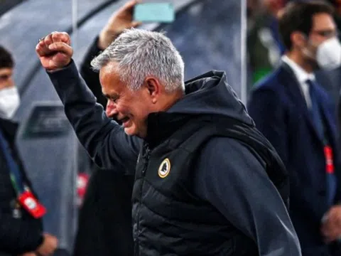 Huấn luyện viên Jose Mourinho bật khóc trong ngày đi vào lịch sử đấu trường châu Âu