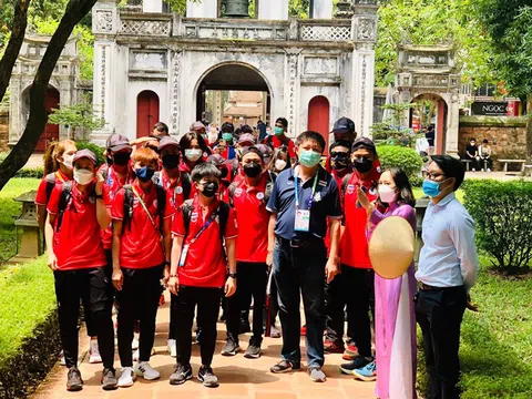 Đội tuyển cầu mây Thái Lan thích thú tham quan Hà Nội trên xe bus 2 tầng