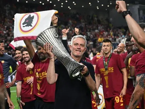 Huấn luyện viên Jose Mourinho bật khóc trong ngày đi vào lịch sử làng túc cầu thế giới