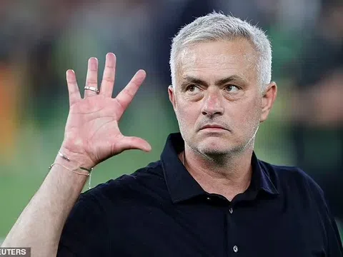 HLV Jose Mourinho cam kết tương lai cùng AS Roma