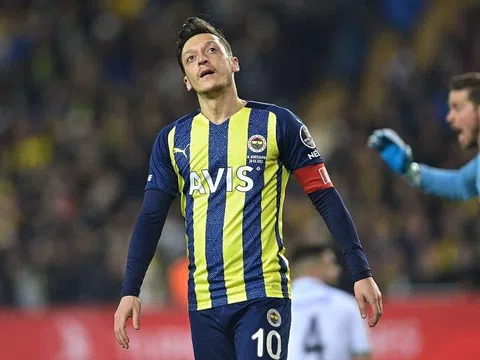 Mesut Ozil muốn kết thúc sự nghiệp tại Fenerbahce