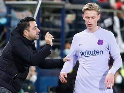 Tiền vệ Frenkie de Jong được huấn luyện viên Xavi thuyết phục rời Barcelona