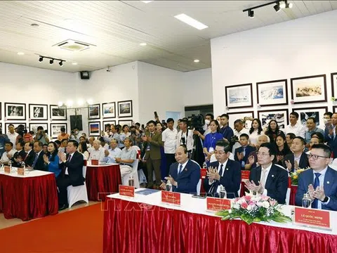 Chủ tịch nước dự Lễ trao giải Cuộc thi ảnh Nghệ thuật Quốc tế lần thứ 11
