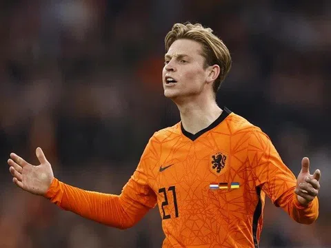 De Jong "dội gáo nước lạnh" vào hy vọng của Manchester United