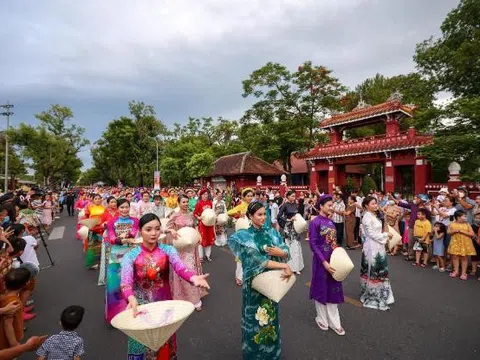 Lễ hội đường phố "sắc màu văn hóa” khuấy động Cố đô Huế
