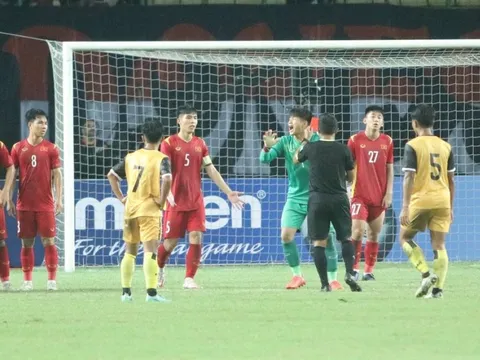 Tấm thẻ đỏ nghiệt ngã của thủ môn Hồ Tùng Hân
