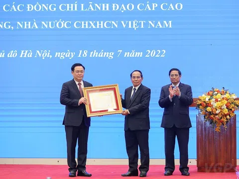 Lãnh đạo cấp cao Việt Nam nhận Huân chương cao quý của Nhà nước Lào