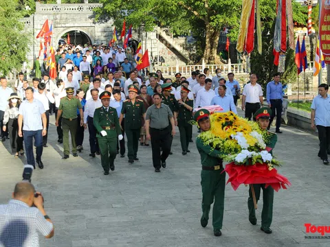 Thủ tướng dâng hương tưởng niệm Chủ tịch Hồ Chí Minh, tri ân anh hùng, liệt sĩ tại nghĩa trang liệt sĩ Quốc tế Việt - Lào