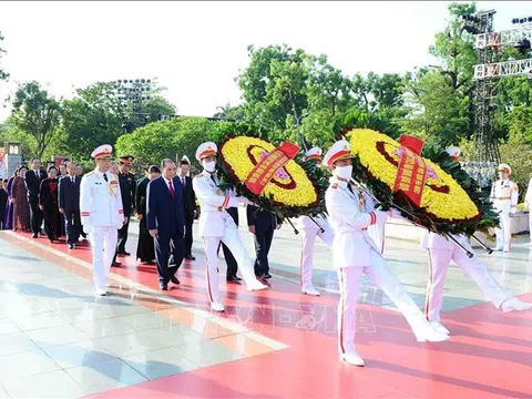 Lãnh đạo Đảng, Nhà nước dâng hương tưởng niệm các Anh hùng liệt sỹ và vào Lăng viếng Chủ tịch Hồ Chí Minh