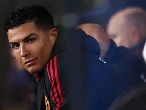 Cristiano Ronaldo theo dõi trận giao hữu kín của Man United