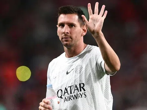 Paris Saint-Germain và Barcelona cạnh tranh quyết liệt để thuyết phục Lionel Messi
