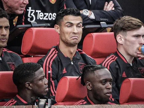 Cristiano Ronaldo bị cổ động viên Man United la ó