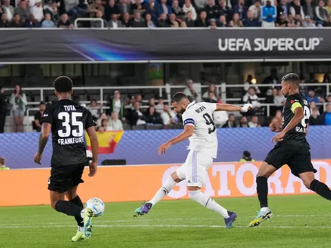 Tiền đạo Karim Benzema vượt thành tích ghi bàn của huyền thoại Raul