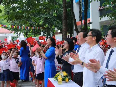 Phó Thủ tướng Vũ Đức Đam vui khai giảng với các cháu học sinh tiểu học