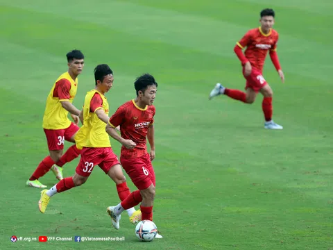Đội tuyển Việt Nam: Ông Park vừa đá vừa lo COVID-19