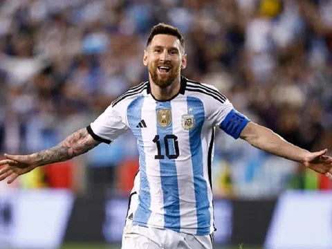 Lionel Messi lập cú đúp trong trận thắng đậm của Argentina