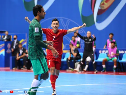 Thắng Saudi Arabia, tuyển futsal Việt Nam vươn lên đầu bảng