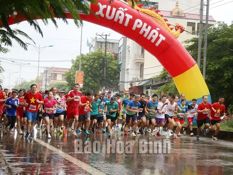 300 vận động viên tham gia giải Việt dã chào mừng Đại hội Đoàn TNCS Hồ Chí Minh tỉnh Hòa Bình 