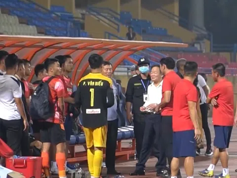 Bầu Hiển xuống sân an ủi SHB Đà Nẵng sau thất bại trước Hà Nội FC