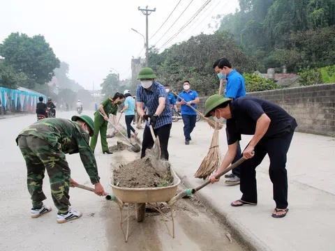 Gần 400 cán bộ, người dân huyện Yên Bình ra quân vệ sinh môi trường