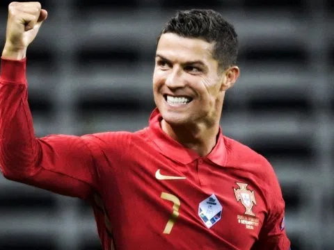 Cristiano Ronaldo chế giễu Man United trong ngày chia tay?