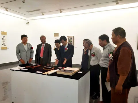 Triển lãm "Danh ngôn của Chủ tịch Hồ Chí Minh trên thư pháp Hàn Quốc"