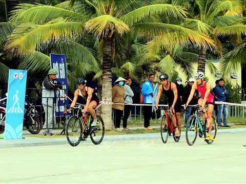 Nguyễn Thị Kim Cương và Lâm Quang Nhật giành huy chương vàng nội dung Triathlon cá nhân của Ba môn phối hợp