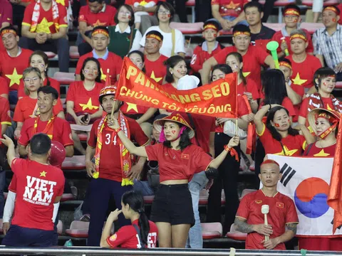 Cổ động viên Việt Nam khuấy động không khí bóng đá tại Lào