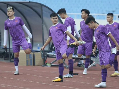 Quang Hải tập cùng đồng đội, sẵn sàng thi đấu với Malaysia