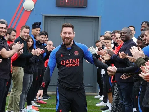 Lionel Messi được Ban huấn luyện và đồng đội ở PSG xếp hàng chào đón