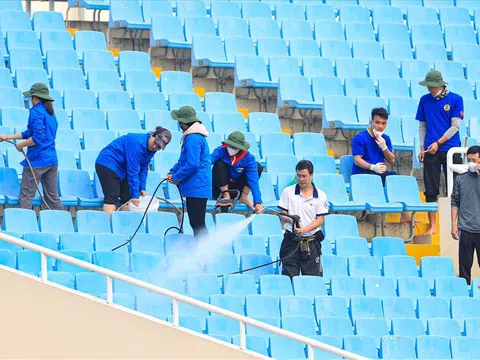 Hơn 100 sinh viên tình nguyện vệ sinh sân Mỹ Đình trước bán kết AFF Cup