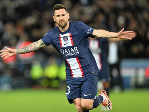 Lionel Messi cân bằng thành tích ghi bàn của C.Ronaldo