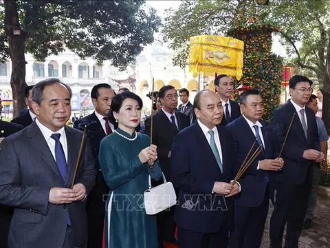 Xuân Quê hương 2023: Chủ tịch nước cùng các kiều bào dâng hương tại Điện Kính Thiên