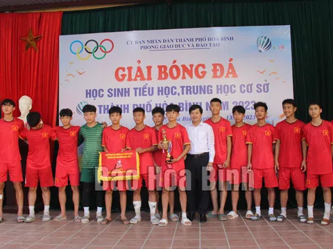 Thành phố Hòa Bình tổng kết Giải bóng đá học sinh tiểu học, THCS năm 2023  