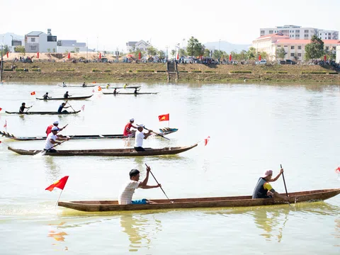 Giải đua thuyền độc mộc thành phố Kon Tum mở rộng năm 2023