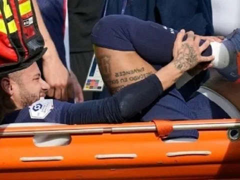 Cổ động viên Paris Saint-Germain chế nhạo chấn thương của Neymar