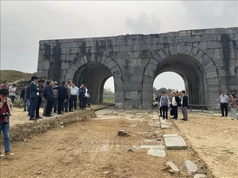 Nhiều phát hiện mới tại khu vực 4 cổng và tường Thành nhà Hồ