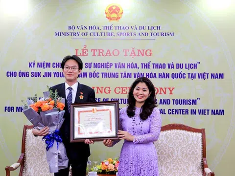 Giám đốc Trung tâm Văn hóa Hàn Quốc tại Việt Nam nhận Kỷ niệm chương “Vì sự nghiệp Văn hóa, Thể thao và Du lịch”