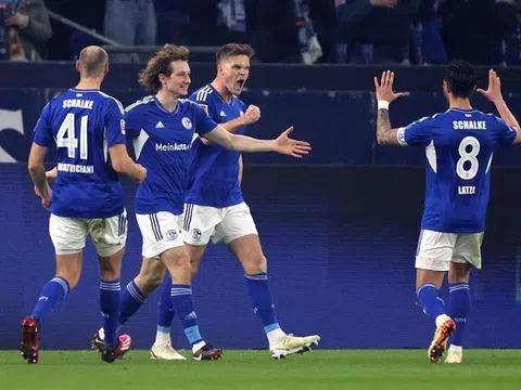 Thắng đậm đối thủ, Schalke 04 thoát khỏi vị trí bét Bảng xếp hạng